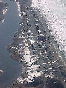 Die Ortschaft Shaktoolik in Alaska ist unmittelbar vom Auftauen des Permafrostbodens bedroht.