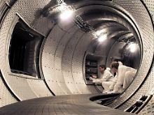 Der Testreaktor ITER soll 2018 den Betrieb aufnehmen, dann zunächst mit normalem Wasserstoff. Der Betrieb mit Deuterium und Tritium soll 2026 starten.
