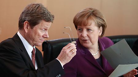 Westerwelle und Merkel isolieren sich mit ihrem außenpolitischen Kurs von ihren westlichen Verbündeten, so Kujat.