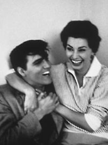 1958 schäkert die Loren mit Elvis Presley in den Paramount Studios.