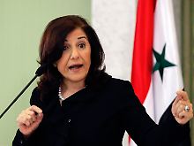 Regierungssprecherin Buthaina Schaaban verspricht allen alles.