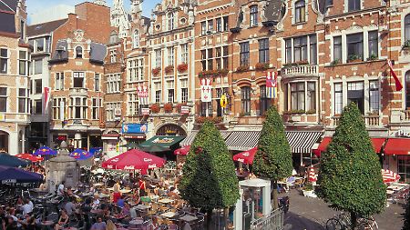 Leuven ist eine Stadt, in der es sich viele gut gehen lassen - in den Kneipen und Cafés sitzen Touristen genauso gerne wie Studenten.