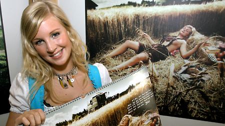 Julia-Christin suchte sich für den Jungbauernkalender 2008 ein Bett im Kornfeld.
