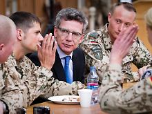 De Maizière und Bundeswehrsoldaten im ISAF-Hauptquartier in Kabul.