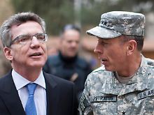 De Maizière und Petraeus.