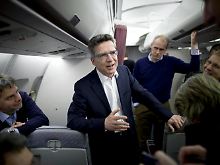 Auf dem Flug von Berlin nach Termez in Usbekistan spricht de Maiziere mit den mitreisenden Journalisten. Termez ist das Drehkreuz für den Truppentransport von Deutschland nach Afghanistan.