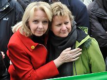 Hannelore Kraft und Sylvia Löhrmann während der Schweigeminute in Köln.