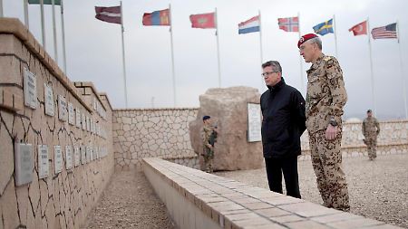 Minister Thomas de Maizière und Kommandeur Markus Kneip am Denkmal für die getöteten Soldaten in Masar-i-Scharif. 