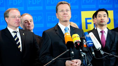 Betretene Mienen: Westerwelle nahm im Kreis der FDP-Führung Stellung zum schlechten Abschneiden seiner Partei.