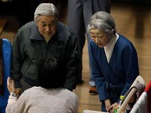 Kaiser Akihito und seine Frau Michiko besuchen ein Notaufnahmelager für Flüchtlinge aus den Erdbebengebieten in Tokio.