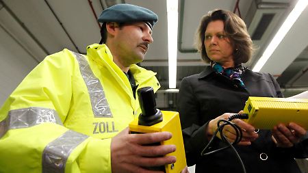 Der Zollbeamte und Strahlenschutzbeauftragte Laurent von Hofe erklärt Bundesverbraucherministerin Ilse Aigner die Funktionsweise eines Dosimeter-Strahlenmessgeräts.