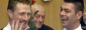 Frank Wittebrood (l) und Peter Lemke zeigen ihre tätowierten Ringe nach ihrer standesamtlichen Eheschließung am 01.04.2001 in Amsterdam.