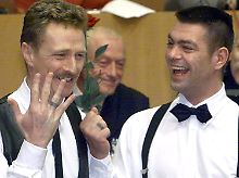 Frank Wittebrood (l) und Peter Lemke zeigen ihre tätowierten Ringe nach ihrer standesamtlichen Eheschließung am 01.04.2001 in Amsterdam.