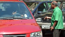 Ein Parkeinweiser in Kairos Innenstadt, der in einer kleinen Nebenstraße Autofahrer in Parklücken lotst, streitet sich mit einem Fahrer, der sich weigert, ihm etwas zu geben.