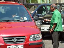 Parkeinweiser in der Kairoer Innenstadt - auch er erwartet ein Trinkgeld.