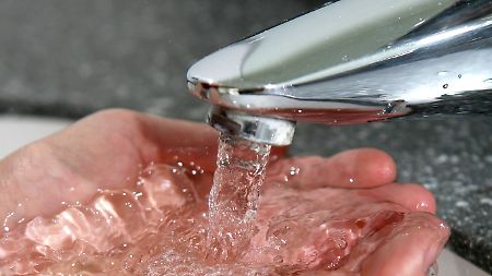 Wasserhähne mit Infrarotsensoren haben weder Griffe noch Hebel. So soll Wasser gespart  und das Infektionsrisiko verringert werden.