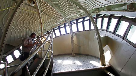 Über eine Wendeltreppe kommt man nach oben.