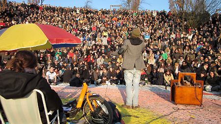 Großer Auftritt: Im Berliner Mauerpark kann sonntags jeder Popstar spielen. Das Publikum ist bestens gelaunt und meist gnädig, Applaus bekommt jeder.