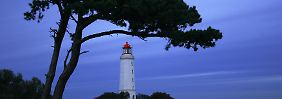 Berühmter Postkarten-Anblick: der Leuchtturm auf Hiddensee.