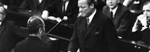 27. April 1972: Rainer Barzel gratuliert Willy Brandt, nachdem das von der Opposition angestrengte Misstrauensvotum gegen Brandt gescheitert ist.
