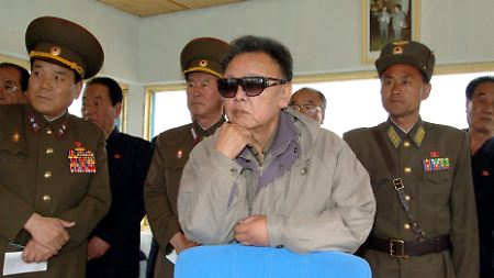 Nordkoreas Machthaber Kim Jong Il setzt die Welt unter Druck.