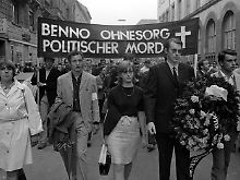 Studenten demonstrieren 1967 nach der Tötung von Benno Ohnesorg.