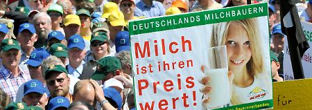 Empörte Milchbauern in Berlin