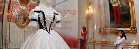 Replik eines Kleides der ehemaligen Kaiserin Elisabeth neben einem Porträt ihres Ehemannes Franz Joseph I. im "Sisi Museum" in der Wiener Hofburg.