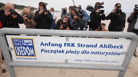 Neu aufgestelltes FKK-Schild am Ostseestrand des Seebades Ahlbeck. 
