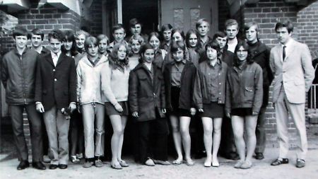 Angela Kasner (2. Reihe, Mitte, leicht verdeckt) mit ihren Schulfreunden aus der 10. Klasse der Polytechnischen Oberschule Templin (Brandenburg). Das junge Mädchen von 1971 heißt heute Angela Merkel und ist Bundeskanzlerin. 