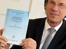 Titel bereits aberkannt: Universitätspräsident Bormann mit der Dissertation Guttenbergs.