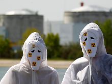 Demonstranten fordern die Stilllegung des Uralt-Meilers.