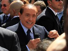 Berlusconi vor dem Gerichtsgebäude in Mailand.