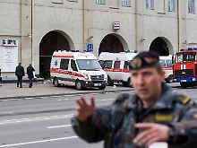 Sicherheits- und rettungskräfte an der U-Bahn-Station.