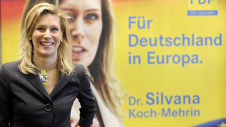 Silvana Koch-Mehrin vor ihrem Plakat für den Europawahlkampf.