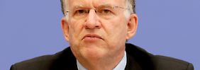 Peter Schaar stellt auf einer Pressekonferenz seinen Tätigkeitsbericht für die Jahre 2009 und 2010 vor.