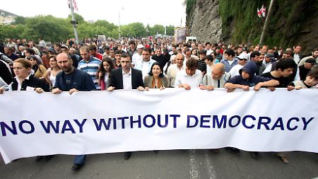 An der Demonstration zum Stadtzentrum von Tiflis nehmen 50.000 Menschen teil.