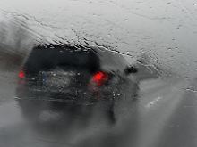 Aquaplaning stellt eine große Gefahr auf nassen Straßen dar.