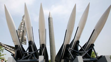 Abschreckung am Kriegsmuseum in Südkorea: Die grüne Scud-B-Reakte aus Nordkorea (Bildmitte) ist umgeben von Südkoreas Abwehrraketen.