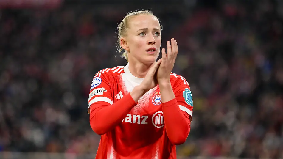 Fussball-UEFA-Womens-Champions-League-20251112-FC-Bayern-Muenchen-Arsenal-WFC-Im-Bild-Lea-SCHUeLLER-Bayern-11-applaudiert-Fans-nach-Auswechslung-Wechsel