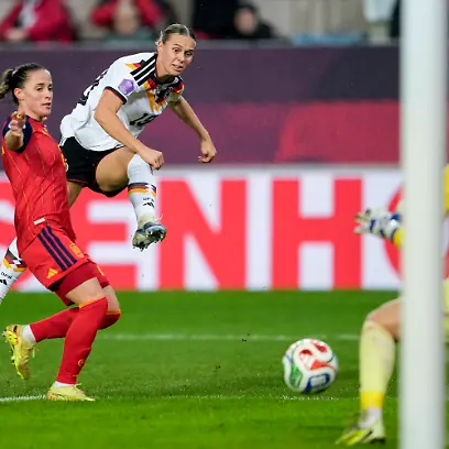 v-li-Ona-Batlle-Pascual-Spanien-2-Klara-Buehl-DFB-Frauen-19-Cata-Coll-Catalina-Coll-Lluch-Spanien-Torhueterin-Torwart-13-Zweikampf-Spielszene-Duell-duel-tackle-tackling-Dynamik-Action-Aktion-Torschuss-Schuss-aufs-Tor-Torchance-Chance-28-11-2025-Kaiserslautern-Deutschland-Fussball-UEFA-Women-s-Nations-League-Finale-Hinspiel-Deutschland-Spanien-THE-EVENT-REGULATIONS-PROHIBIT-ANY-USE-OF-PHOTOGRAPHS-AS-IMAGE-SEQUENCES-AND-OR-QUASI-VIDEO