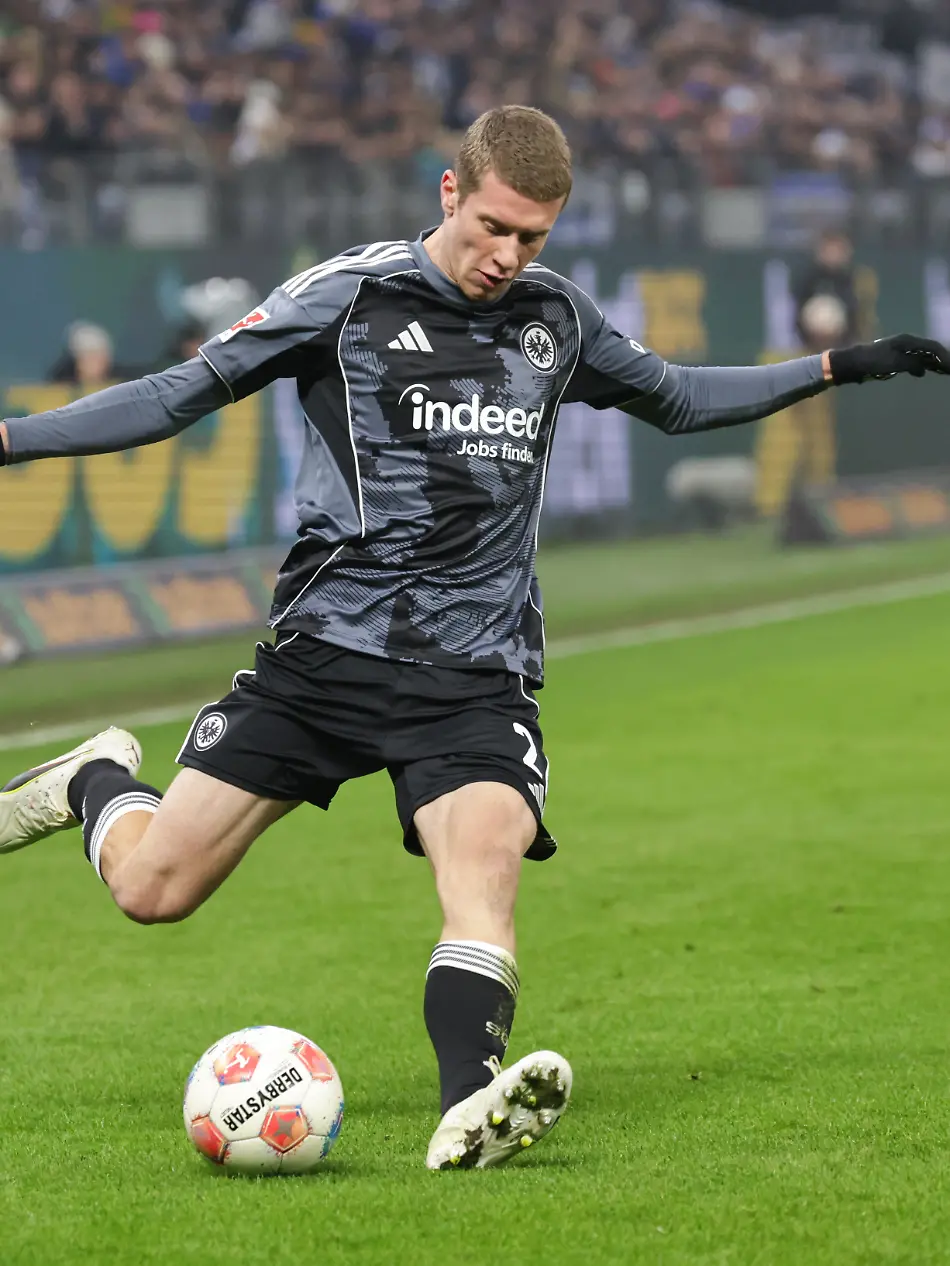 2025-12-20-xfsx-Fussball-1-Bundesliga-Bundesliga-Hamburger-Sportverein-Eintracht-Frankfurt-v-l-Elias-Baum-Eintracht-Frankfurt-2-am-Ball-Freisteller-Einzelbild-Ganzkoerper-Aktion-Action-Spielszene-DFL-regulations-prohibit-any-use-of-photographs-as-image-sequences-and-or-quasi-video
