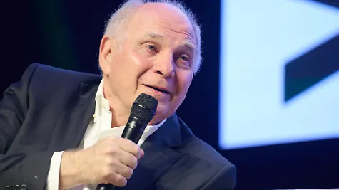 Uli-Hoeness-Ehrenpraesident-des-FC-Bayern-Muenchen-sitzt-beim-Daten-und-KI-Festival-auf-der-Buehne