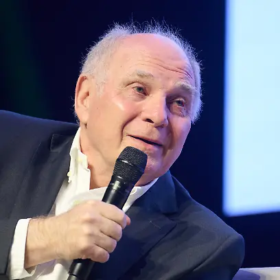 Uli-Hoeness-Ehrenpraesident-des-FC-Bayern-Muenchen-sitzt-beim-Daten-und-KI-Festival-auf-der-Buehne