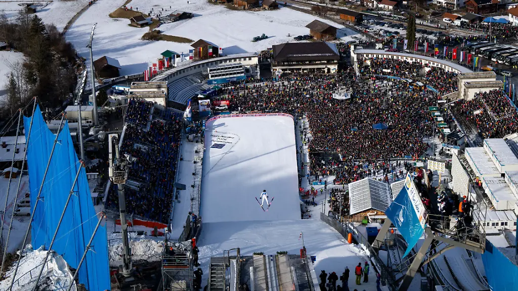 FRANTZ-Tate-USA-beim-Absprung-dahinter-Fans-supporters-Zuschauer-spectators-im-Skisprung-Stadion-GER-Neujahrsspringen-Vierschanzentournee-FIS-Viessmsann-Skisprung-Weltcup-Garmisch-Partenkirchen-Wettkampf-Saison-2025-2026-01-01