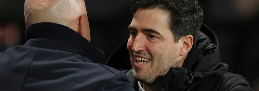 Bournemouth-s-head-coach-Andoni-Iraola-right-embraces-Liverpool-s-manager-Arne-Slot-prior-to-the-start-of-the-English-Premier-League-soccer-match-between-Bournemouth-and-Liverpool-in-Bournemouth-England-Saturday-Jan-24-2026