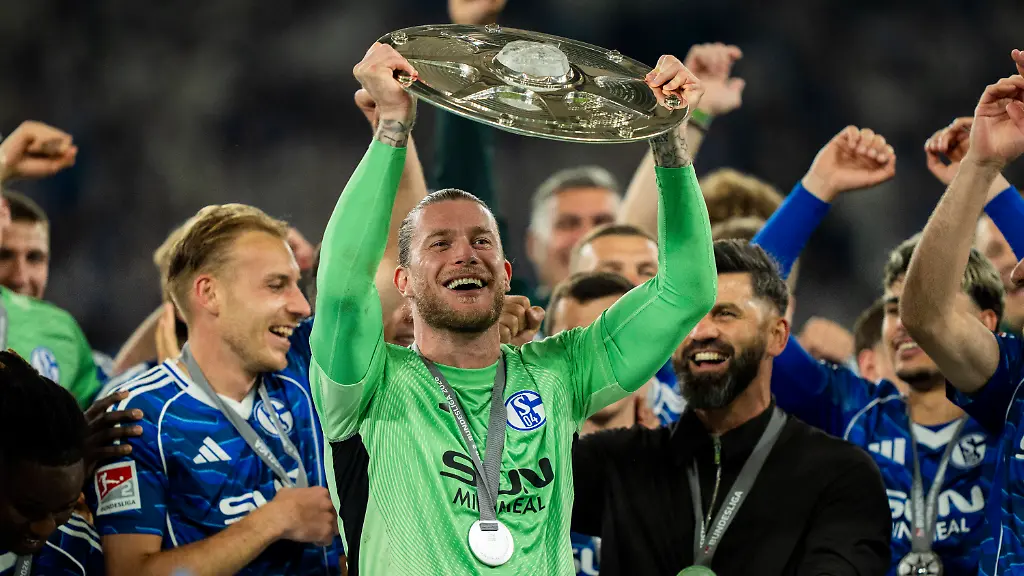 Loris-Karius-FC-Schalke-04-1-mit-der-Meisterschale-FC-Schalke-04-Eintracht-Braunschweig-2-Bundesliga-34-Spieltag-Veltins-Arena-Gelsenkirchen-Saison-2025-2026-17-05-2026-DFB-regulations-prohibit-any-use-of-photographs-as-image-sequences-and-or-quasi-video