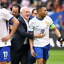 Fussball-Europameisterschaft-EURO-2024-Achtelfinale-Merkur-Spiel-Arena-Duesseldorf-Frankreich-Belgien-1-0-Kylian-Mbappe-FRA-und-Nationaltrainer-Didier-Deschamps-FRA-nach-Spielende-Jubel-Freude-Aktion