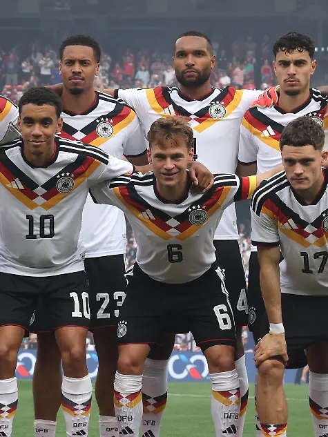 Fussball-Maenner-Nationalmannschaft-Vorbereitung-auf-die-Fussball-WM-2026-Laenderspiel-USA-Deutschland-im-Soldier-Field-Die-deutsche-Startelf-hinten-l-r-Nico-Schlotterbeck-Kai-Havertz-Felix-Kalu-Nmecha-Jonathan-Tah-Aleksandar-Pavlovic-Torwart-Oliver-Baumann-vorne-l-r-Leroy-Sane-Nathaniel-Brown-Jamal-Musiala-Joshua-Kimmich-Florian-Wirtz