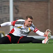 Fussball-Nationalmannschaft-vor-dem-ersten-WM-Spiel-gegen-Curacao-Torwart-Manuel-Neuer-Deutschland-in-Aktion-beim-oeffentlichen-Training-auf-dem-Gelaende-der-Wake-Forest-University